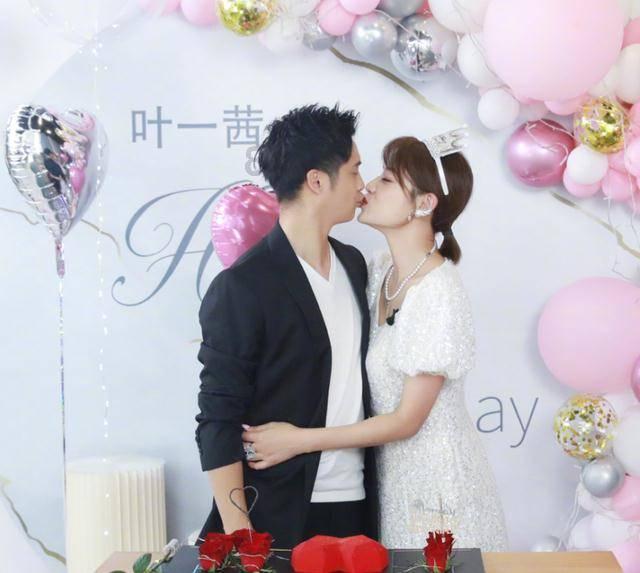 甜美奥莉吃甜点