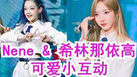 午休的“小天井”热闹非凡，师生一起跳舞玩耍放松心情