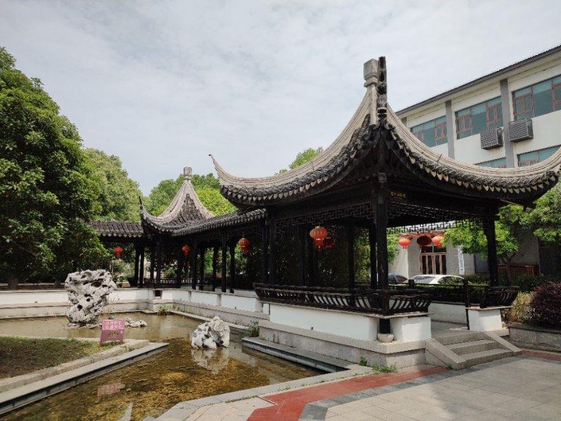 淞沪抗战爆发，他穿着孝服奔赴前线，新婚之时，却被刘邓大军包围